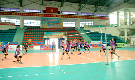 Đội bóng chuyền nữ Ngân hàng Công Thương luyện tập tại Nhà thi đấu Trung tâm Thể dục thể thao Yên Bái.